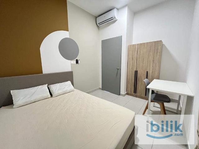 Middle Room Ready Move In. Next to MRT