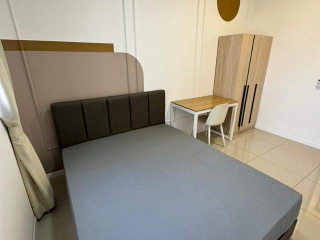 Middle Room Ready Move In