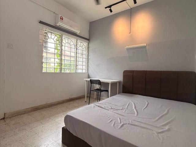 Middle Room RM800 @ Bandar Sunway PJS9 | Walk to Sunway Pyramid | Chinese Tenants Only