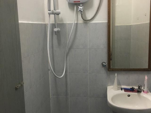 Middle Room @ Sri Saujana Near Komtar, First Avenue, ICT Mall, Jen Hotel & St Giles Wembley Hotel