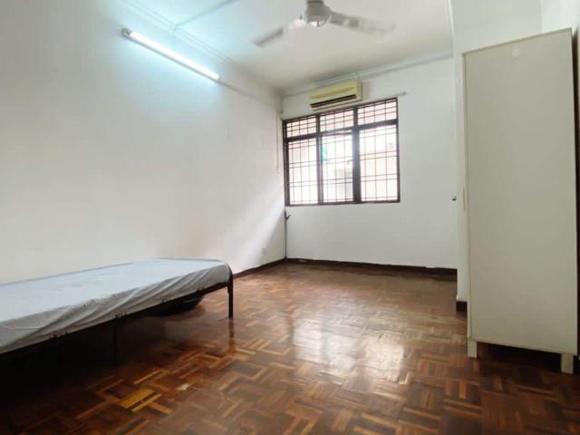 Middle Rooms for Rent