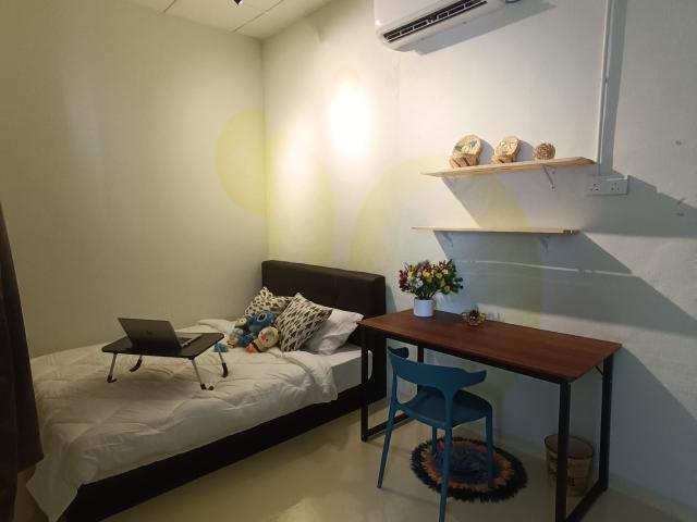 MIDDLEROOM AVAILABLE FOR IMMEDIATE MOVE IN!