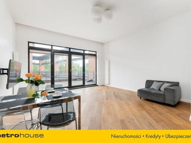 Nowoczesny loft z tarasem i balkonem Garaż