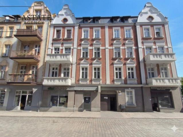 Mieszkanie w odnowionej kamienicy z dwoma balkonami