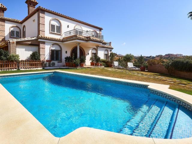 Mijas Costa Chalet, 4 Dormitorios, Vistas al mar, Piscina privada y Jardín, Parking, Trastero