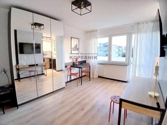 Mikrokawalerka w bloku mieszkalnym wysoki standard 24 m² na wynajem Toruń, Młodych os.Mlodych