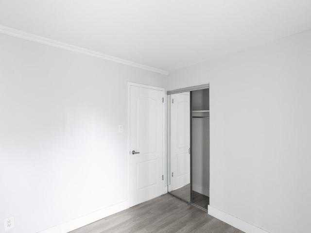 milton Studio Apartment for Rent at 105 Rue Milton, Montréal, QC H2X 1V4 Milton Parc