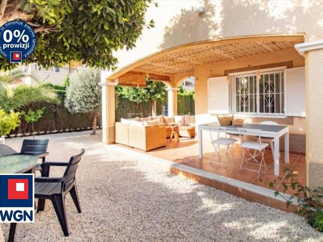 Umeblowany dom z tarasem, solarium i basenem