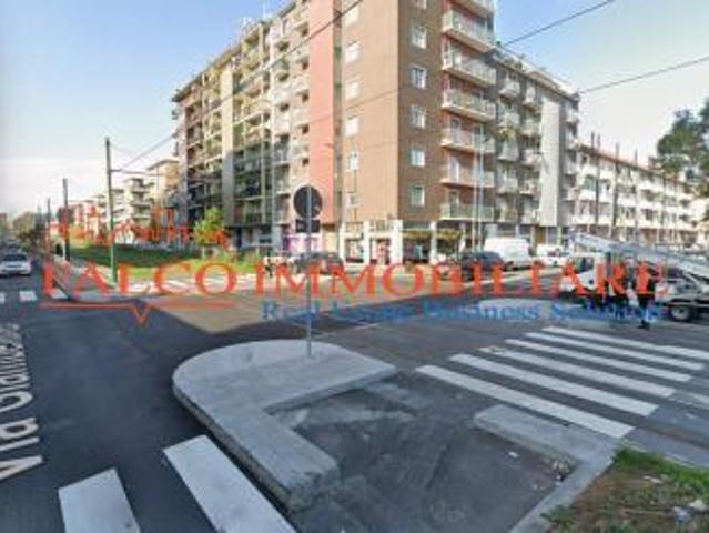 MILANO, LARGO GIAMBELLINO 126 VENDESI NEGOZIO 1 LUCE 35 MQ A REDDITO 8,3%