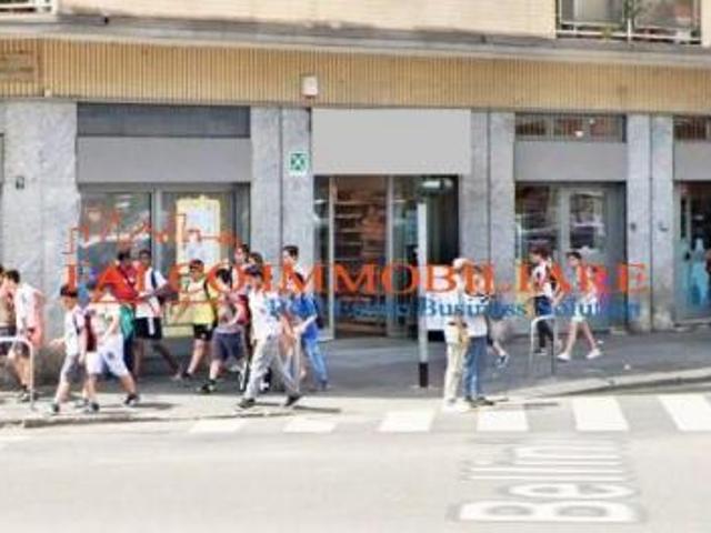 MILANO, VIA GIAMBELLINO VENDESI IMMOBILE ANGOLARE 450 MQ TOTALI CON CANNA FUMARIA