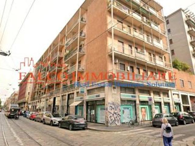 MILANO, VIALE GORIZIA NEGOZIO ANGOLARE IN LOCAZIONE 7 LUCI 160 MQ CA