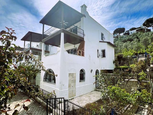 Milas Boğaziçi'nde Plajlı Sitede Satılık Deniz Manzaralı Bahçeli Villa