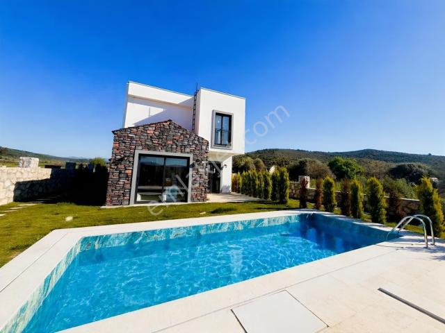 Milas Bodrum Yolu Arası Dörttepe Havuzlu 3+1 Lüks Satılık Villa