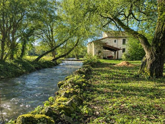 MILL HOUSE Ancien moulin de 161m2 proche rivière 3 chamb