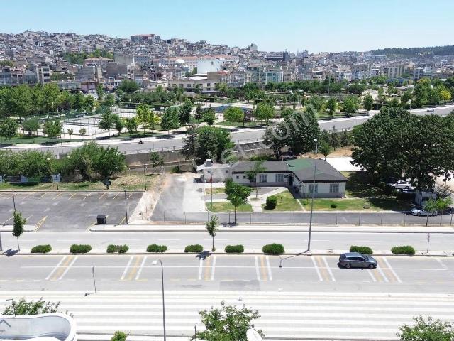 Millet Bahçesi Karşısında Satılık 3 Katlı Müstakil Ev