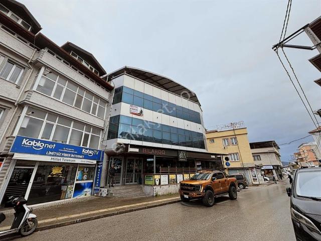 Millet Mahallesi Millet Caddesinde 2 Katlı Kiralık Dükkan