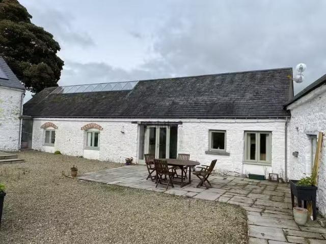 Milltown House, Milltown, Kilmacow, Co. Kilkenny is for rent