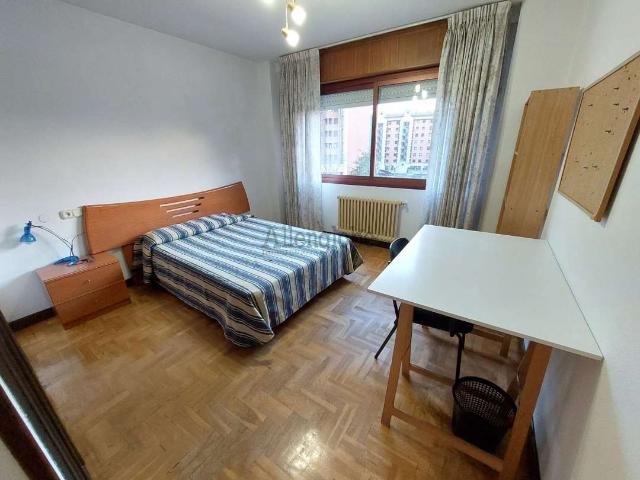 MIR EXCLUSIVAMENTE, A LOS PIES DE LA ACADEMIA DE OVIEDO. CUATRO DORMITORIOS, TODO EXTERIOR