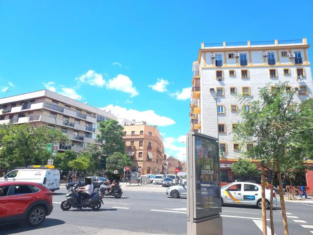 MIRAFLORES RONDA DE CAPUCHINOS. Local comercial con doble altura