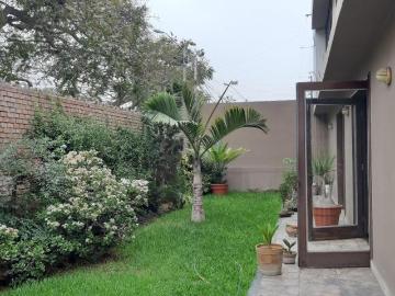 MIRAFLORES Urb. Aurora. Venta de amplia casa. 5 dormitorios, 4 baños