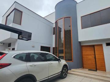 MIRAFLORES: VENTA DE CASA DE 3 PISOS, CON JARDIN Y EXCELENTE UBICACION