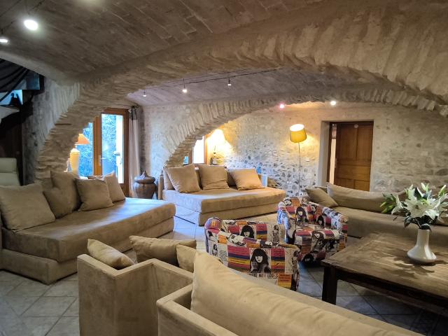 MIRMANDE EN DROME PROVENCALE. MAGNANERIE DE 585 M2 SUR DOMAINE DE 9,5 HECT. CLOS