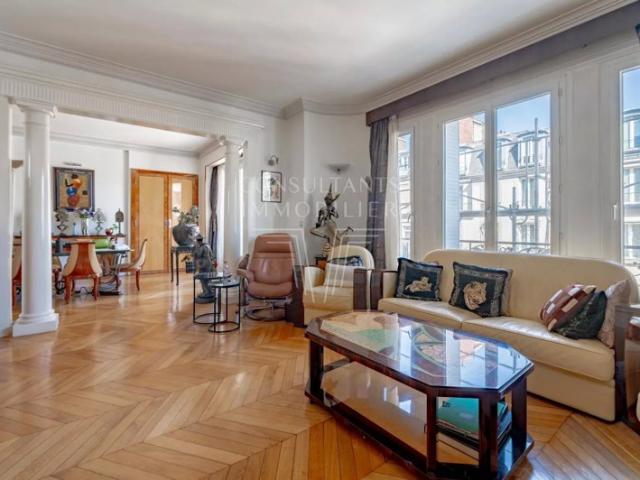 MIROMESNIL: APPARTEMENT FAMILIAL SUPERBE ANCIEN