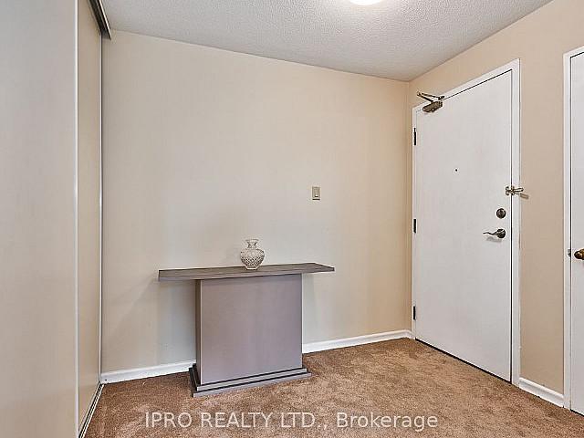 Mississauga / 2 / Bth 3 / Bdrm / Hurontario & Highway 403