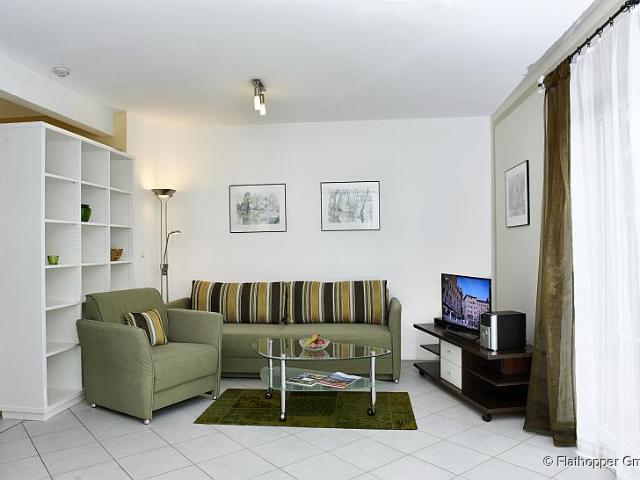 Mitten im Grünen: 2 Zimmer Wohnung mit Terrasse, Garten und Parkplatz in Bad Endorf Landkreis Rosenheim