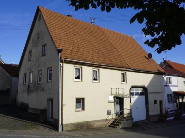 Mitten im Dorf! 2 Familienhaus mit großer Scheune zum Ausbau