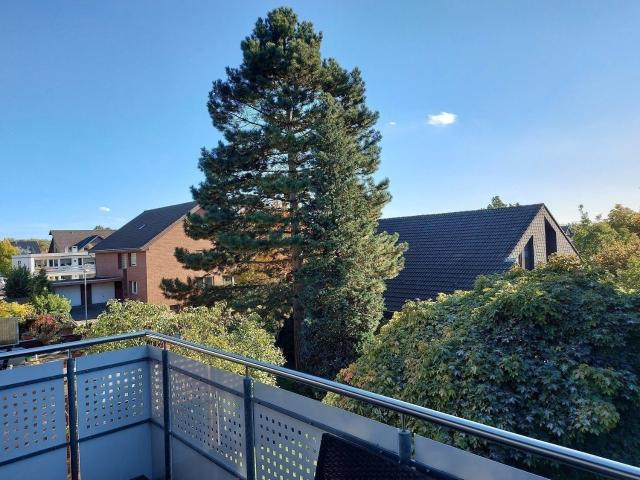Mitten im Paderborn Stadtheide: schöne, renovierte 3 Zimmerwohnung mit Außengarage und 2 Kellerräumen!