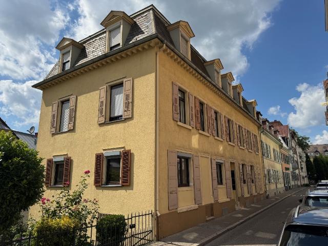 Mitten in Baden Baden Modernisierungsbedürftige 4,5 Zi. Maisonette in klassizistischem Wohnhaus