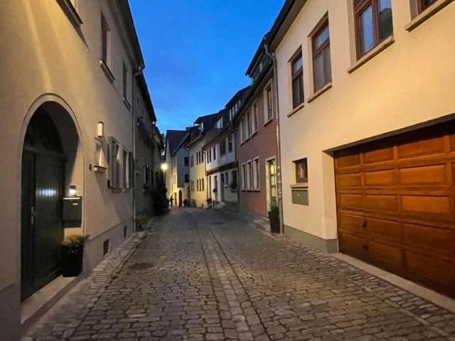 Mitten in der Stadt mit Hof und Garten Haus in treue Hände zu übergeben