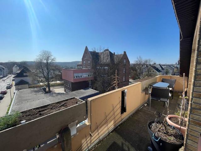 Mitten in Neheim: 3 Zimmer Dachgeschosswohnung im 3. Stock mit großem Balkon