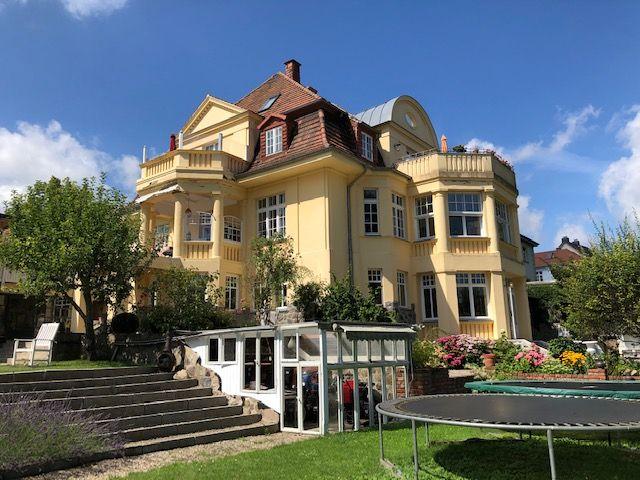 Mit Blick auf den Ziegelinnensee, sanierte 3 4 Zimmerwohnung in einer Villa mit zwei Balkonen