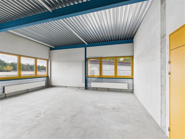 MIT GROSSEM WARENLIFT 6 M2 AM AUTOBAHNANSCHLUSS