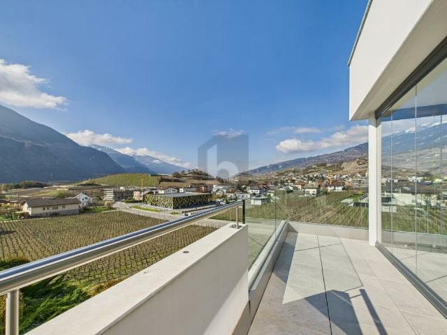 MIT GROSSEM BALKON UND BERGBLICK