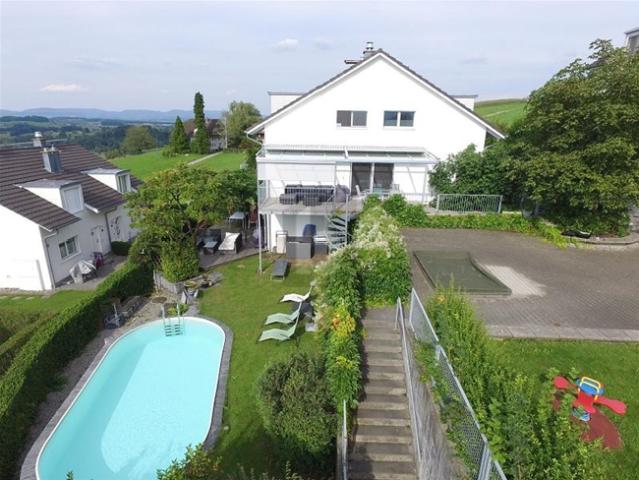 MIT GROSSEM GARTEN AN FAMILIENFREUNDLICHER LAGE