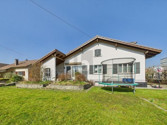 MIT GROSSEM GARTEN UND VIEL PLATZ