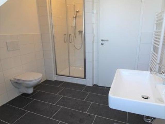 Mit Einbauküche: Moderne 2 Zimmer Dachgeschosswohnung