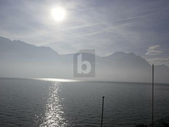 MIT HERRLICHER AUSSICHT AUF SEE UND BERGE