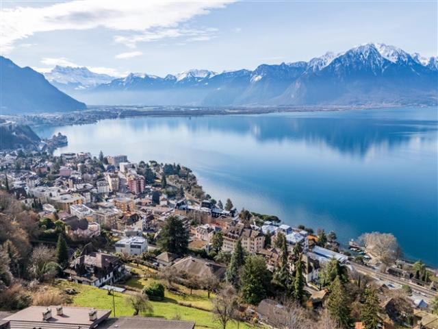 Mit spektakulären 180° Blicken auf den Genfersee