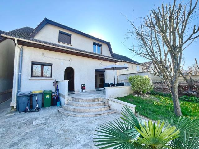 MITRY MORY Spacieuse maison familiale de 200m2 avec sous sol total et dépendance