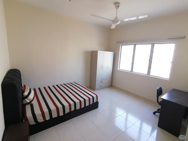 ==Mix Unit==Master Bedroom for rent at SuriaMas Condominium