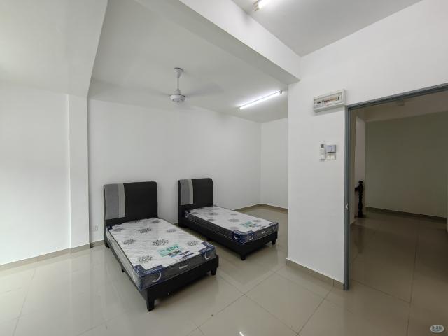 [Mixed gender unit] Middle Room at 5/149H, Sri Petaling, Kuala Lumpur Near Mid Valley Bukit Jalil