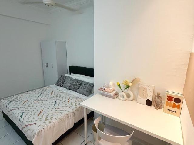 [Mixed Gender Unit] RM 700 MIDDLE ROOM