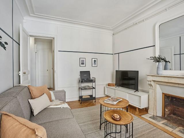 Momo 1 bedroom and a balcony in Sorbonne, Paris Amsterdam Apartments for Rent