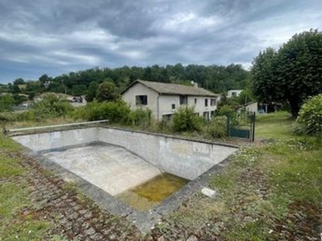 MONTCARRA Maison à rénover de 5 pièces de 170 m² environ. Garage. Abri extérieur. Piscine creusée. Terrain de 1200 m²