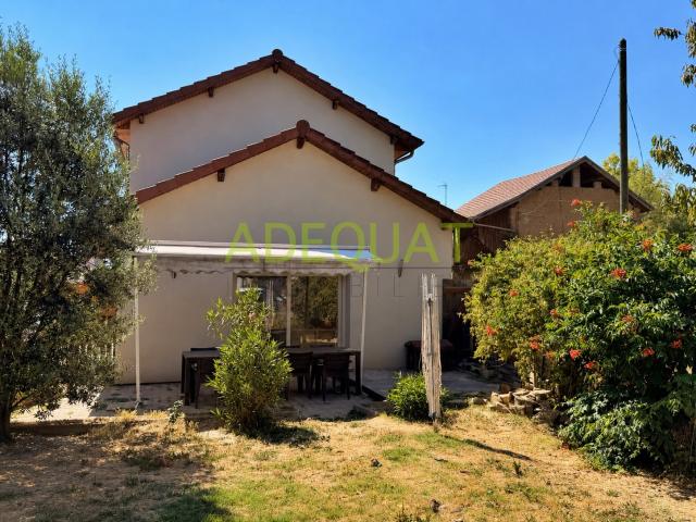 Montcarra, maison de village