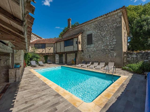 MONTCUQ Propriété quercynoise 11 pièces sur 5500 m² avec piscine et dépendance